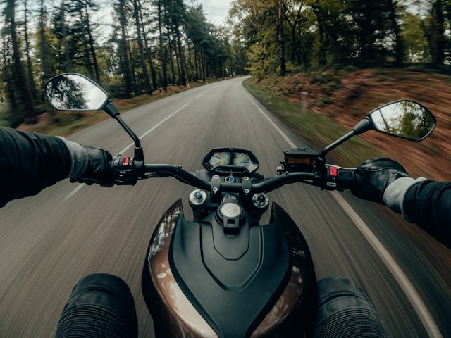 https://unsplash.com/photos/black-and-gray-motorcycle-on-road-during-daytime-CRmcBeINxtg